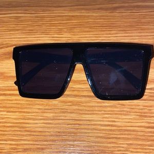 BLACK SUNGLASSES